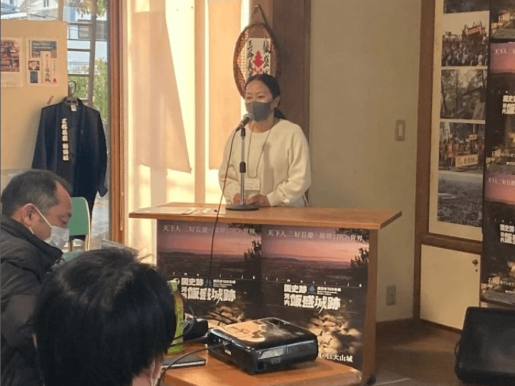 講演会でトークする画像